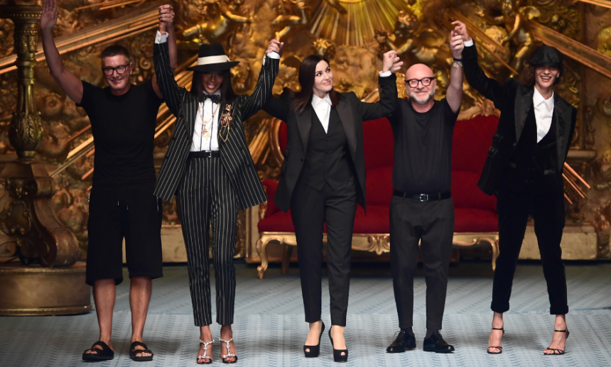 Naomi Campbell e Monica Bellucci desfilam pela Dolce&Gabbana em Milão