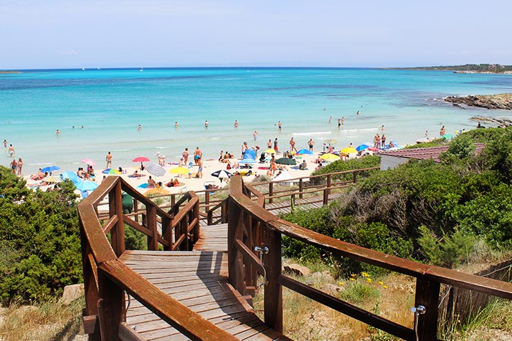 Praia de La Pelosa, na Sardenha, passará a cobrar entrada de visitantes no verão