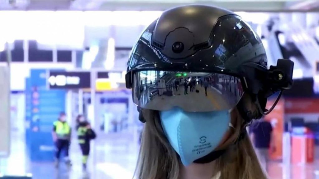 Aeroporto de Roma utiliza capacete futurista para identificar possíveis infectados pelo coronavírus