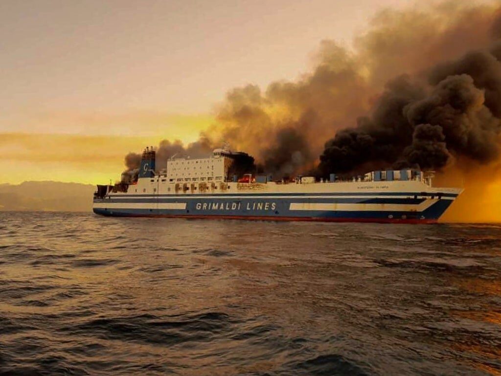 Centenas de pessoas são resgatadas de incêndio em balsa durante travessia Grécia-Itália