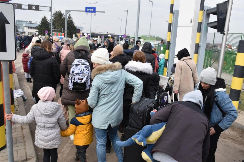 Refugiados ucranianos chegam à Itália pela fronteira com a Eslovênia