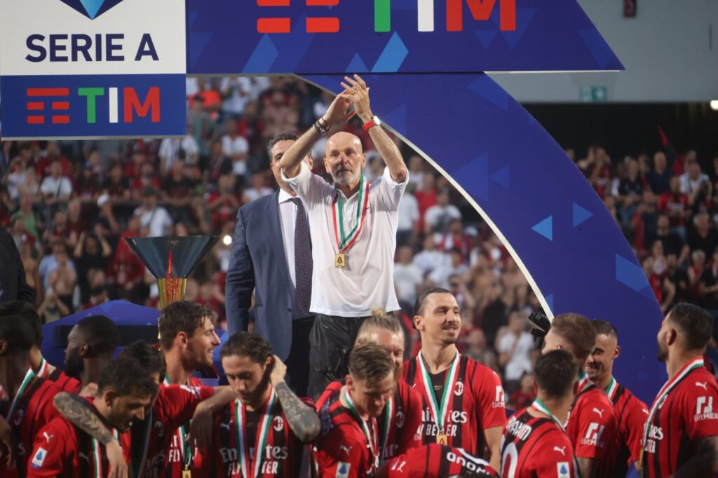 Polícia da Itália recupera medalha do técnico do Milan furtada durante comemoração do título da Série A
