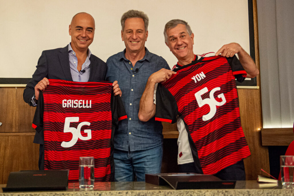 Flamengo fecha parceria com TIM e Surf Telecom para lançar operadora virtual destinada a torcedores