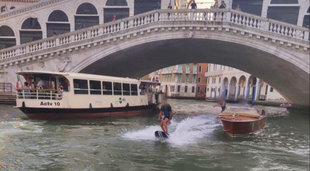 Homens flagrados ‘surfando’ no Canal Grande de Veneza pagam multa e deixam cidade