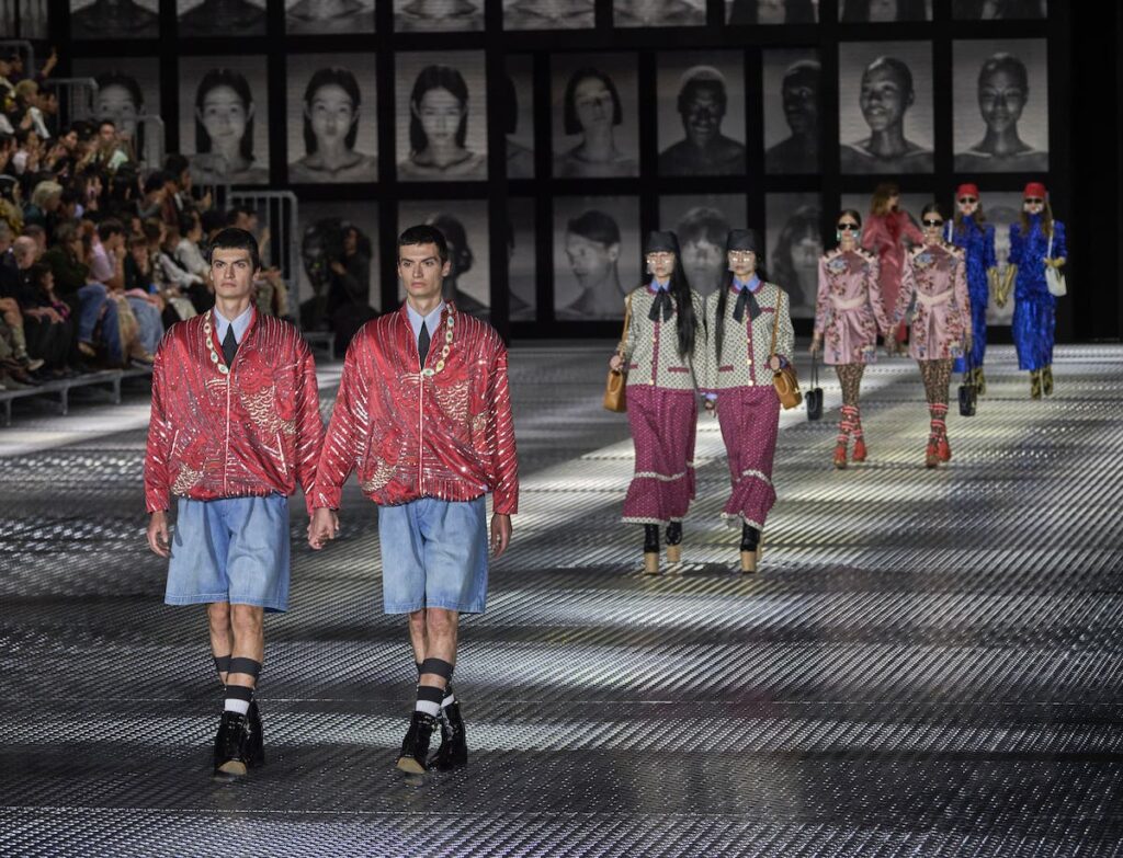 Grife italiana Gucci realiza desfile com 68 gêmeos na Semana de Moda de Milão