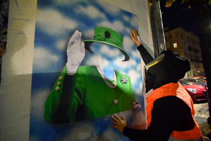 Artista de rua italiano homenageia rainha Elizabeth II com mural em Turim