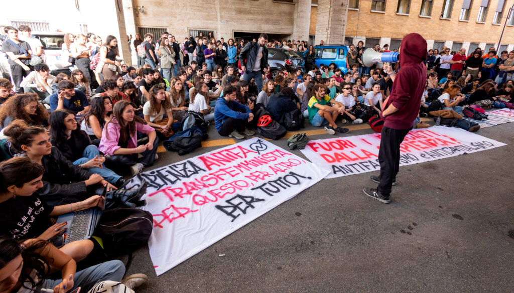 Estudantes da La Sapienza realizam protesto contra visita de membros do FdI