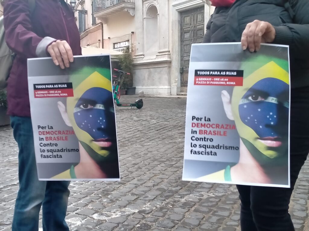 Ato em prol da democracia do Brasil é realizado em frente à Embaixada brasileira em Roma