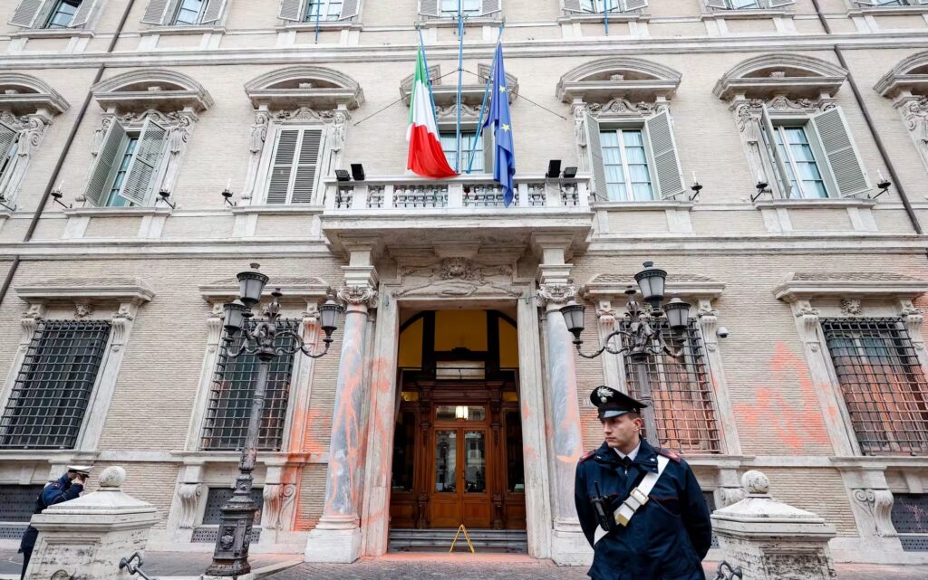 Jovens presos após jogarem tinta no prédio do Senado da Itália são libertados