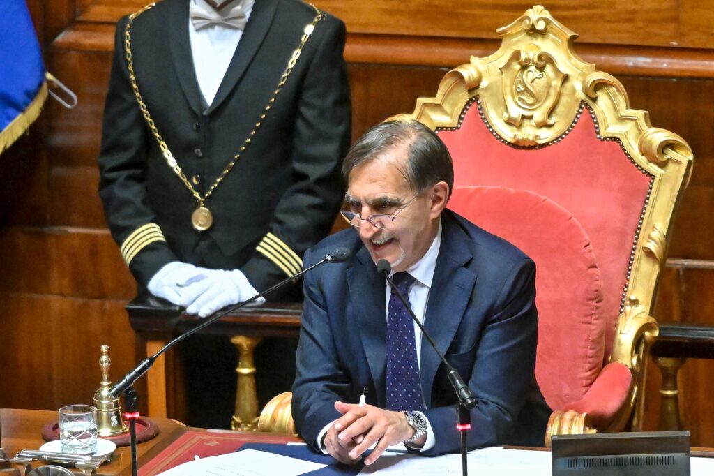 Presidente do Senado da Itália gera polêmica ao criticar ataque a nazistas