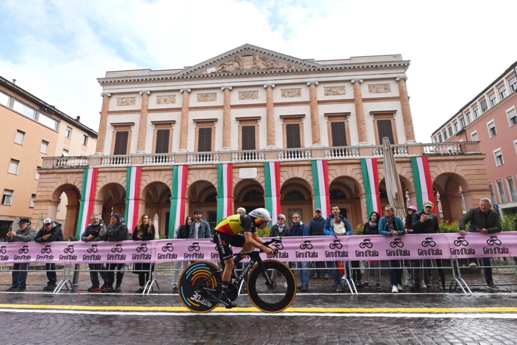 Ciclista belga líder do Giro d’Italia abandona competição por testar positivo para covid-19