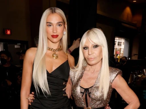 Estilista Donatella Versace e cantora Dua Lipa desenham juntas nova coleção da Versace