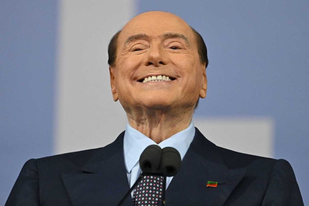 Ex-premiê italiano Silvio Berlusconi aparece em vídeo após um mês internado