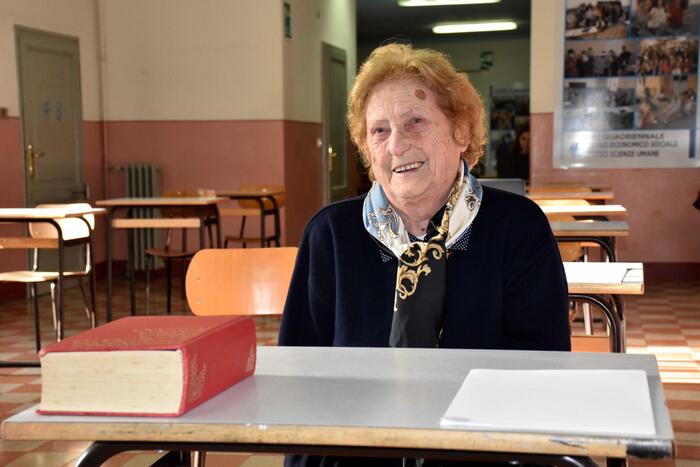 Italiana de 90 anos faz exame de maturidade para realizar sonho de ser professora