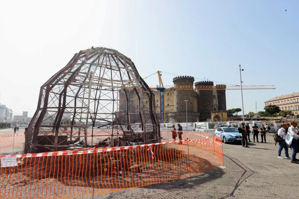 Obra símbolo de Michelangelo Pistoletto é destruída em incêndio criminoso em Nápoles