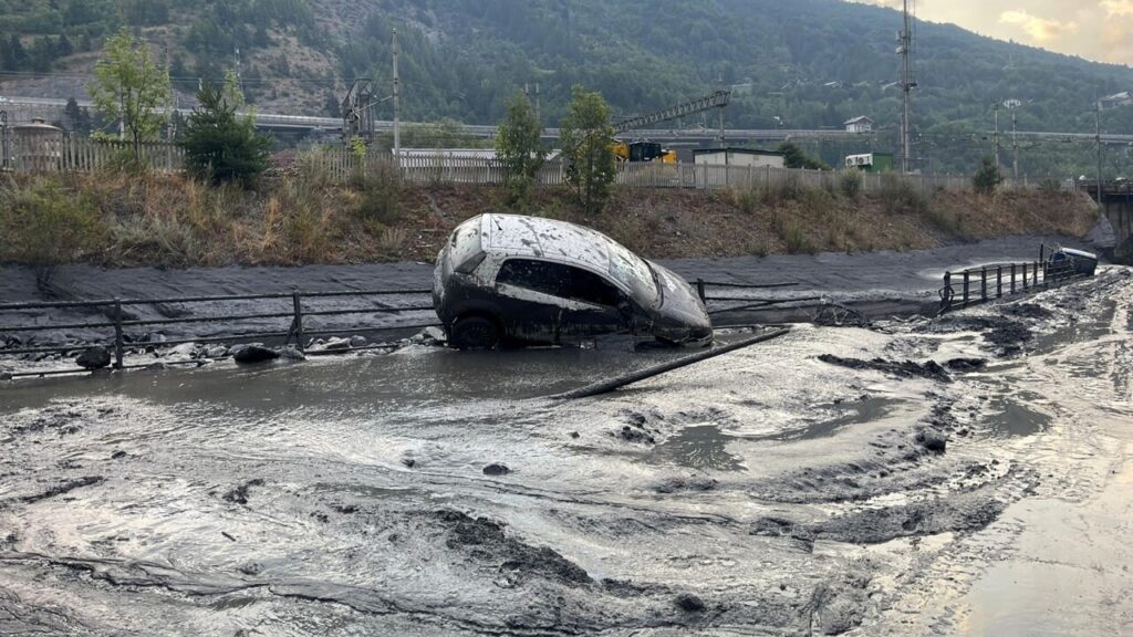 Cidade italiana de Bardonecchia é invadida por lama após transbordamento de rio