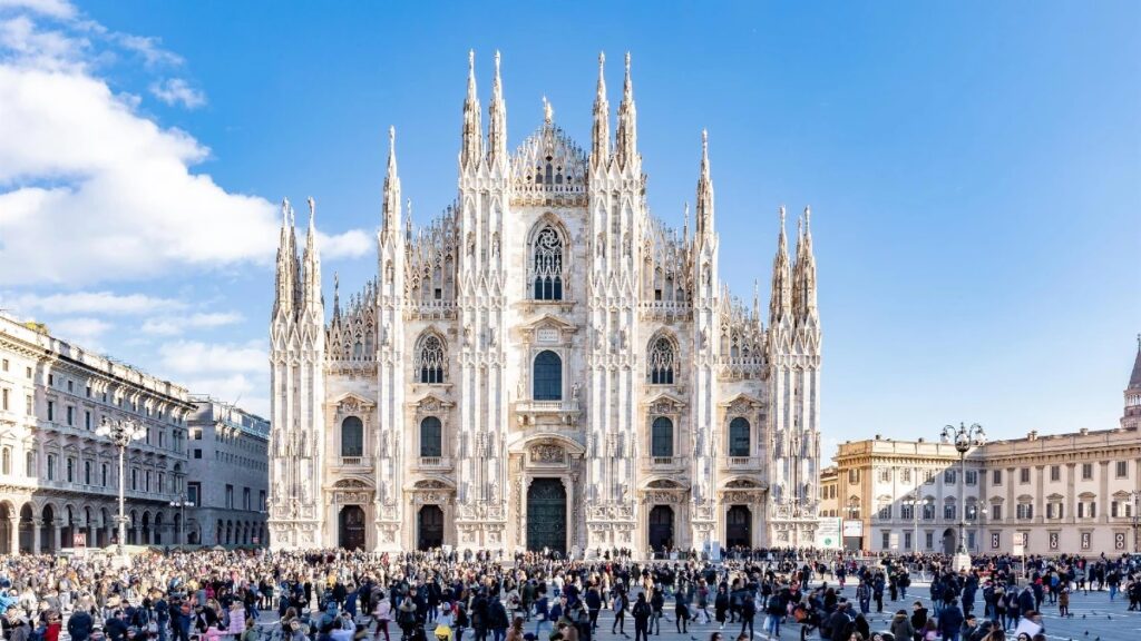 Polícia da Itália prende jovens que escalaram torre da Catedral de Milão