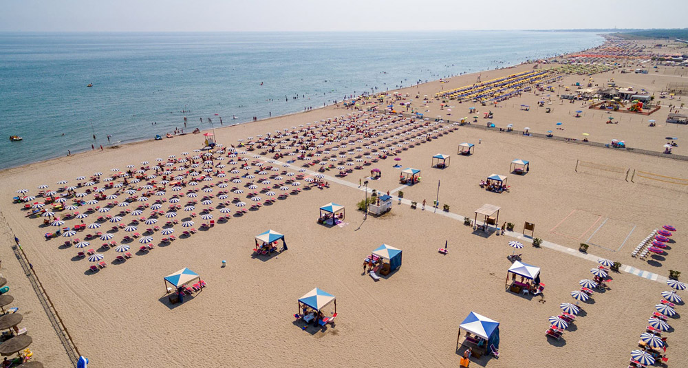 Verão na Itália faz com que grifes de luxo invadam praias