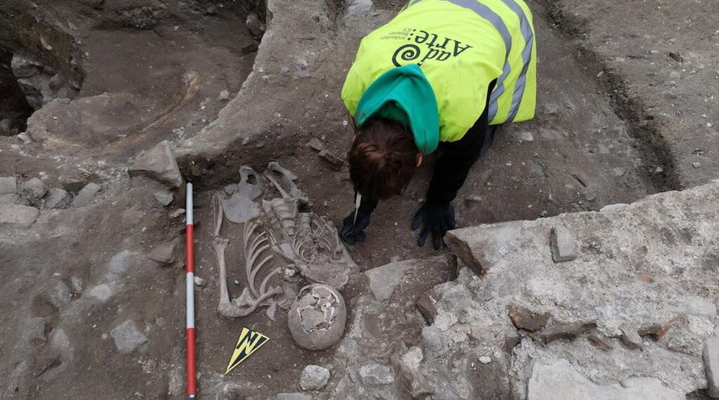 Escavações na Itália revelam dois esqueletos da Alta Idade Média abraçados