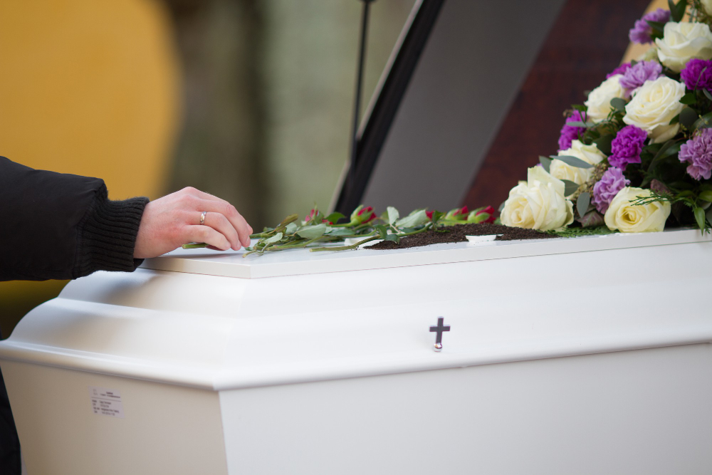 Italiano gera comoção após esconder corpo de mãe por não ter dinheiro pra funeral