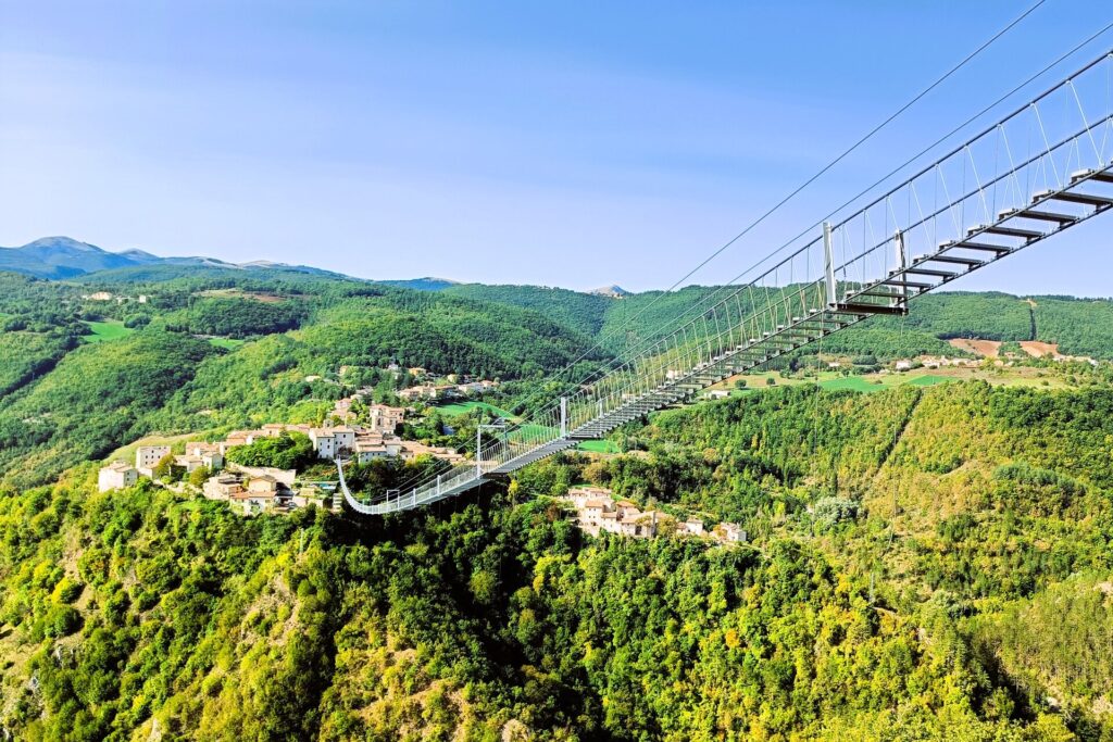 Cidade de Sellano, na Itália, inaugura ponte tibetana mais alta da Europa