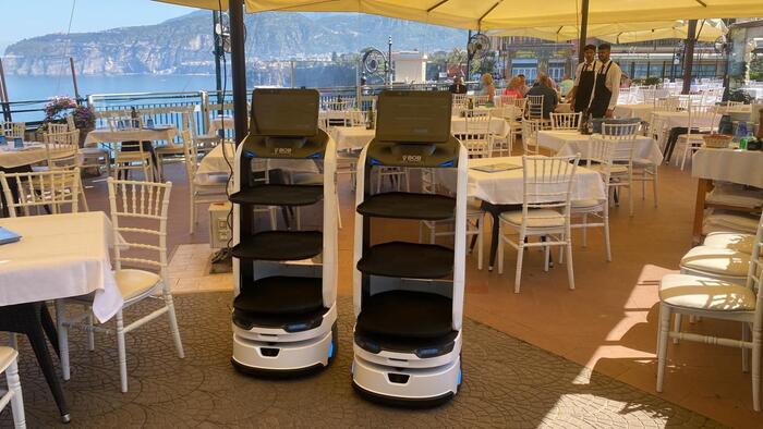 Restaurante na Costa Amalfitana ‘emprega’ robôs para servir mesas por falta de mão de obra