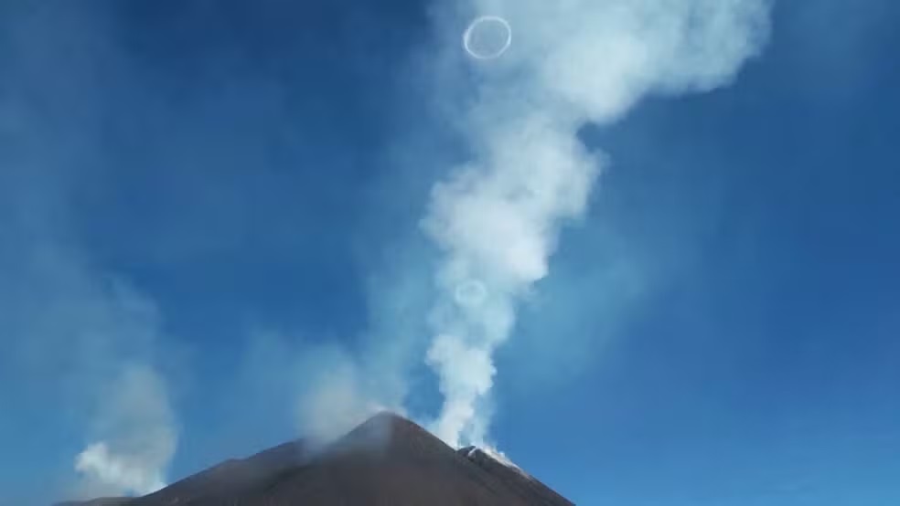 Vulcão Etna, na Itália, solta anéis de fumaça ‘quase perfeitos’